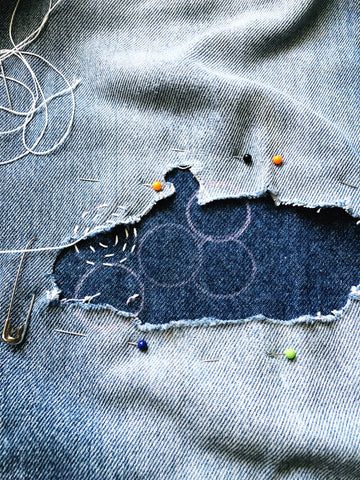 Mending Ideas, Visible Mending Stitches, Boro Stitching, Mending Clothes, Stitched Together, Sashiko Embroidery, Visible Mending, Denim Crafts, Japanese Embroidery