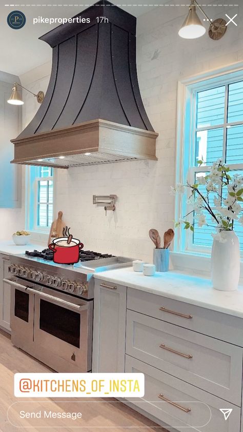 Black And Wood Range Hood, Curved Hood Vent, Rangehood Cabinet Ideas, Modern Vent Hood, Shiplap Backsplash Kitchen, Kitchen Hood Ideas, Kitchen Hood Design, Traditional Design Living Room, Stove Range