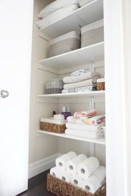 Bathroom Closet Organization Ideas, Linen Closet Design, Folded Towels, Bathroom Linen Closet, Linen Closet Storage, Airing Cupboard, Organizing Linens, Bathroom Closet Organization, Closet Organization Ideas