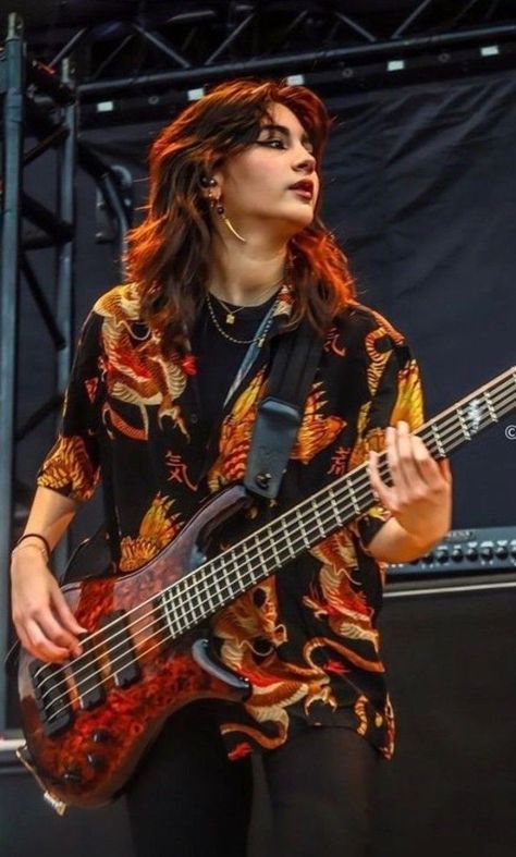 Female Rocker Aesthetic, Bassist Outfit, Female Guitarist Aesthetic, Punk Guitarist, Bass Wallpaper, Guitarist Aesthetic, Guitarist Girl, Aesthetic Guitar, Punk Style Women