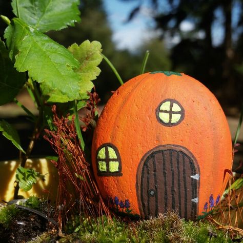 Pumpkin house Pumpkin Fairy House, Pumpkin Fairy, Pumpkin House, Halloween Rocks, Beautiful Stones, House On The Rock, Rock Painting Designs, Autumn Painting, Rock Painting Art