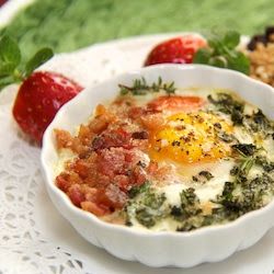 Breakfast is Beautiful Week - Day 1 - Herbed Eggs en Cocotte - thecafesucrefarine.com Sugar Free Breakfast, Baked Eggs Recipe, Baked Avocado, Bacon Avocado, Egg Dish, Paleo Breakfast, Baked Eggs, An Egg, Egg Recipes