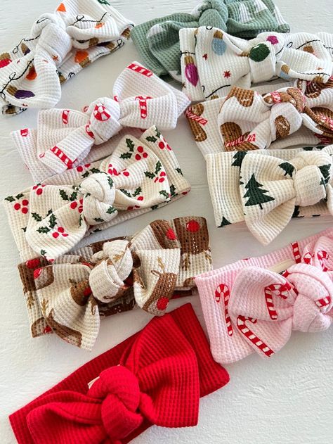 Diy Baby Bows Headbands, Pink Christmas Lights, Diy Baby Bows, Holly Print, Cute Christmas Outfits, Knot Bow, Christmas Clothing, Broken Bow, Waffle Fabric