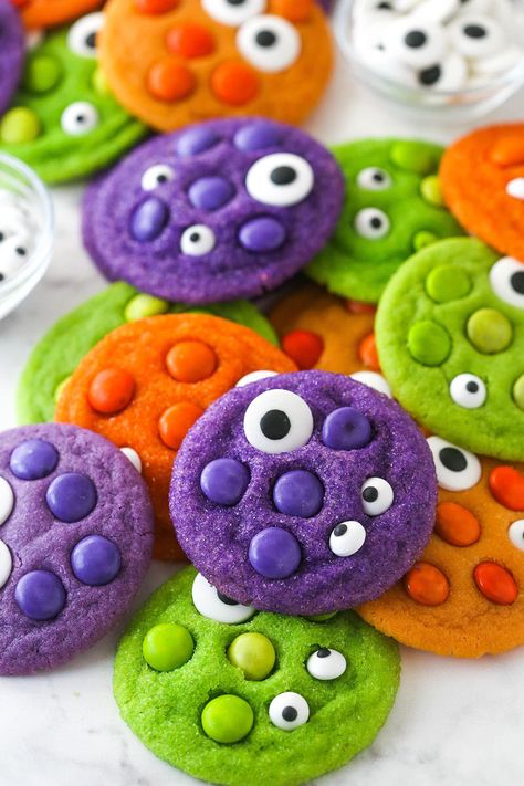 These EYE-catching Halloween monster cookies are super soft and chewy. Kids and grown ups alike will find them monstrously fun with their vibrant colors, M&Ms, and wacky eyeball sprinkles. Eyeball Sprinkles, Halloween Monster Cookies, Easy Halloween Cookies, Halloween Food Ideas, Halloween Cookie Recipes, Thema Halloween, Candy Eyeballs, Halloween Cookies Decorated, Halloween Sugar Cookies