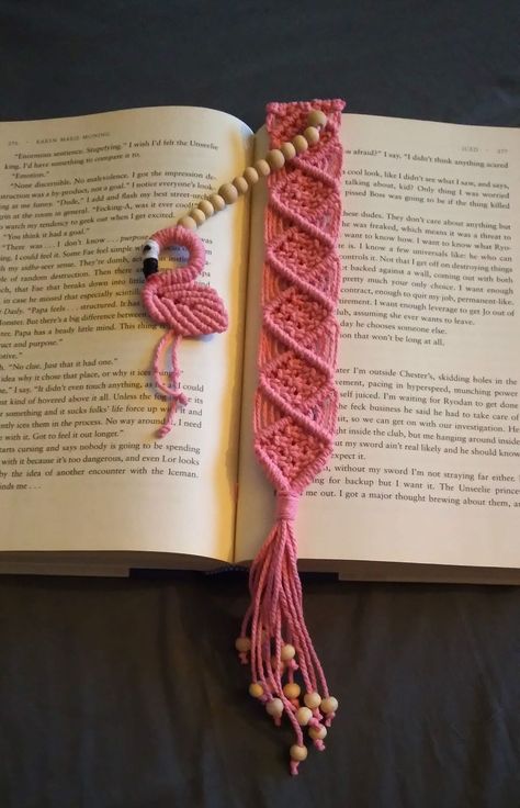 Macrame Bookmark Pattern, Macrame Bookmark Diy, Macrame Bookmarks, Macrame Bookmark, Macrame For Beginners, Art Macramé, Macrame Beads, Macrame Designs, Macrame Colar