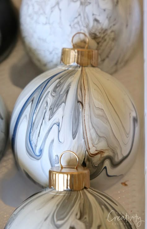 Marble Christmas Ornaments, Marbled Ornaments, Christmas Ball Ornaments Diy, Marble Ornaments, Christmas Ornament Diy, Marble Paint, Diy Marble, Ornament Diy, Marble Painting