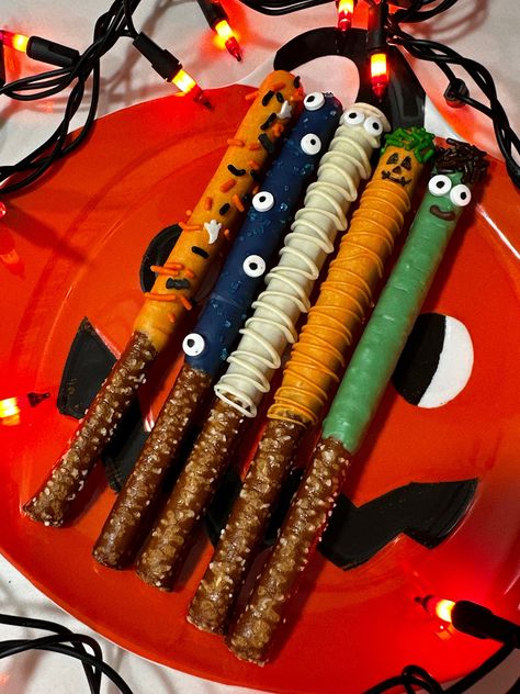 HAPPY SPOOKY SEASON! 1 order= a dozen (12) pretzels. Each pretzel rod will be individually wrapped. You can choose a dozen of a certain design or a mix of all 5! If you would like a different mixed dozen than the one shown, please let me know! These pretzels are hand decorated and made to order. Perfect for a Halloween party, any spooky themed party, or to enjoy yourself this spooky szn! No refunds or exchanges Once the item has been shipped, you will be provided a tracking number. ALLERGIES: Contains milk and soy. Note these pretzels are made in a kitchen where nuts and eggs are used. During SUMMER months/you live in a temp of +70 degrees, it's highly recommended to have someone home on delivery day to ensure package is not sitting in the sun for a long period of time. Gel ice pack is inc Spooky Pretzel Treats, Pumpkin Pretzel Rods, Pretzel Monsters, Pretzel Rod Ideas, Preschool Halloween Party Food, Halloween Chocolate Pretzels, Spooky Pretzel Rods, Spooky Chocolate Covered Pretzels, Halloween Decorated Pretzels