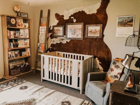 COWGIRL Magazine on Instagram: “For all the mommas letting their babies grow up to be cowboys, a western-themed nursery is the perfect place to start!  Photo courtesy:…” Western Baby Nurseries, Country Baby Rooms, Cowboy Nursery, Western Nursery, Boy Nursery Themes, Western Rooms, Cowgirl Nursery, Western Bedroom, Baby Room Themes