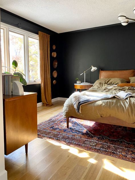 Taupe Rooms, Mid Century Modern Bedroom, Bad Inspiration, Main Bedroom, Black Walls, Cozy Bedroom, Decoration Design, New Room, Guest Bedroom