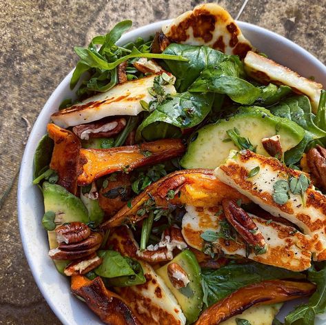 Recipe With Halloumi, Halloumi Recipes, Halloumi Salad, Plats Healthy, Roasted Sweet Potato, Lemon Honey, Simple Salad, Salad With Sweet Potato, Think Food