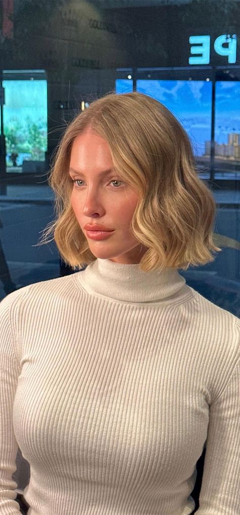 Short Soft Blonde Hair, Short Hairstyles Curled, Blonde Bob Ideas, Brown To Blonde Bob, Curled Blonde Bob, Short Bob With Headband, Golden Bob Hair, Bob Curled Hair, Warm Blonde Short Hair