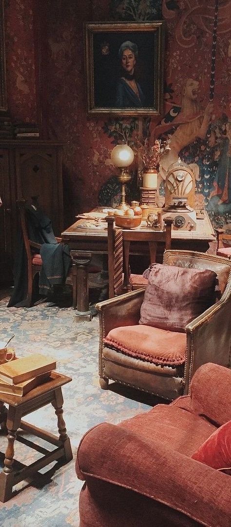 Gryffindor Common Room, Gryffindor Aesthetic, Harry Potter Wall, Buku Harry Potter, Images Harry Potter, Hogwarts Aesthetic, Harry Potter Room, Common Room, Harry Potter Gryffindor