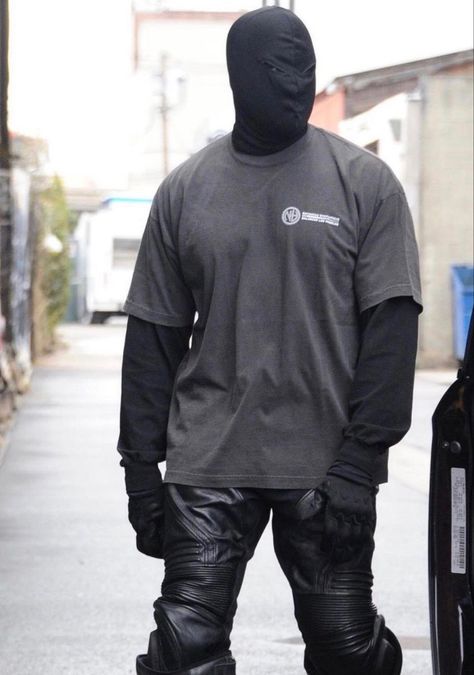 Kanye West Black Outfit, Kanye West Mask, Kanye West Outfits, Kanye Yeezy, Kanye West Style, Goth Streetwear, Gap Denim Jacket, Simply Fashion, Mens Outfit Inspiration