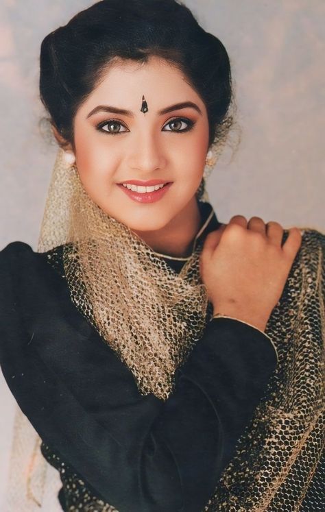 Divya Bharti Hd Photo, Divya Bharti Hd Wallpaper, Divya Bharti Full Hd Photo, Danish Bhai, 90s Bollywood Actress, Divya Bharti, Neetu Singh, Rani Mukherjee, Full Hd Photo