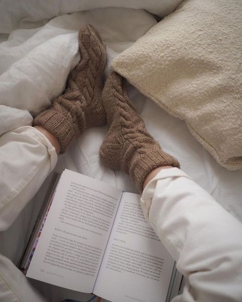 Eryn Aesthetic, Comfy Socks Aesthetic, Meia Aesthetic, Cozy Socks Aesthetic, Fluffy Socks Aesthetic, Fuzzy Socks Aesthetic, Sock Aesthetic, Knitting Sock, Reading Socks