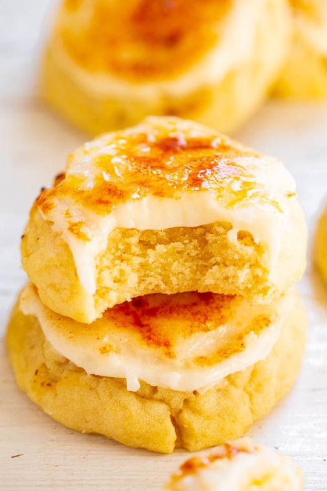 Crème Brûlée Cookies - Super SOFT sugar cookies topped with tangy cream cheese frosting and caramelized sugar!! If you're a crème brûlée fan, you're going to LOVE these cookies! So many INCREDIBLE flavors and textures in every bite!! Creme Brulee Cookie, Creme Brulee Cookie Recipe, Creme Brulee Desserts, Brulee Recipe, Averie Cooks, Soft Sugar, Soft Sugar Cookies, Holiday Cookie Recipes, Baking Sweets