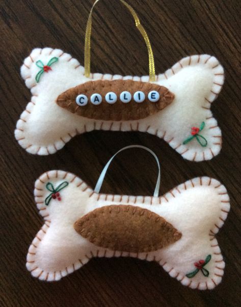 Diy Felt Dog Christmas Ornaments, Felt Dogs Pattern, Felt Dog Bone Ornaments, Felt Dog Christmas Ornaments, Dog Bone Pattern Free, Dog Bone Ornaments Diy, Homemade Dog Ornaments, Felt Dog Ornament Pattern, Felt Dog Ornament Pattern Free