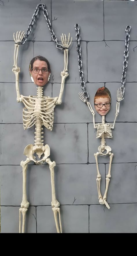 Skeleton Carnival, Halloween Photo Booth Ideas, Halloween Booth, Spooky Diy Halloween Decor, Cemetery Halloween, Photo Settings, Medieval Games, Halloween Circus, Halloween Photo Booth