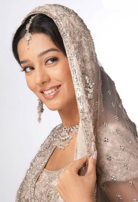 Amrita Rao in Bridal Wear https://blogonbabes.wordpress.com/2016/01/15/amrita-rao-in-bridal-wear/ #AmritaRao #BridalWear Amrita Rao Aesthetic, 90s Indian Actresses, Feminine Icons, Traditional Dressing, 90s Bollywood Fashion, Amrita Rao, Bollywood Aesthetic, 90s Actresses, Vintage Saree