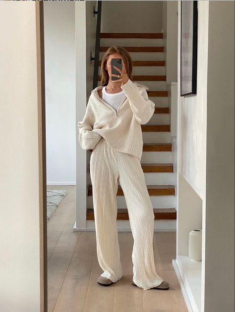 100 Winter Outfits, Sweater Set Outfits, Aeroplane Outfit, Flight Outfit Airport Style, Airport Outfit Spring, Travel Outfits For Women, Comfortable Airport Outfit, Best Travel Outfits For Women, Chic Airport Outfit