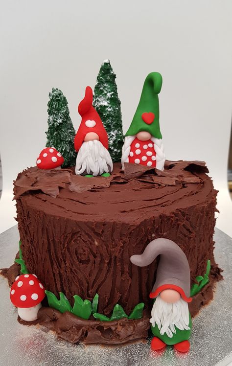 Christmas Woodland Gnomes themed Chocolate Fudge Cake. Gnomes Cake, Birthday Cake Design Ideas, Gonk Cake Ideas, Gnome Cakes, Gnome Christmas Desserts, Christmas Gnome Cupcakes, Gnome Christmas Cake, Gnome Cupcakes, Gnome Desserts