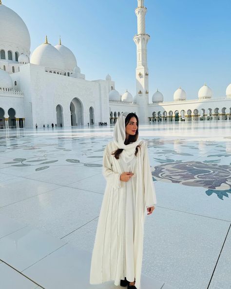 Dubai Story Instagram, Dubai Desert Outfit, Dubai Fashion Women, Dubai Outfits Ideas, Demure Outfit, Egypt Outfits, Dubai Photoshoot, Dubai Outfit, Sheikh Zayed Mosque