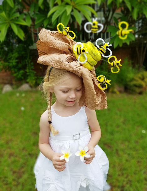 How to make a Bumble Bee & hive Easter Parade Hat. Pretty & amazing DIY Easter bonnet ideas and inspiration Hat Diy Ideas, Easter Hat Parade Ideas, Girls Easter Bonnet, Easter Hat Parade, Bee Hat, Easter Craft Projects, Parade Ideas, Easter Hat, Crazy Hat Day