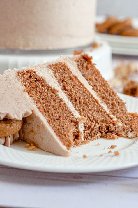 An easy homemade spice cake made up of incredibly easy and moist gluten-free and dairy-free cake layers. Covered in whipped cinnamon cream cheese frosting, this classic spice cake is warm, cozy, and a total crowd-pleaser. Gluten Free Vegan Spice Cake, Gf Spice Cake Recipe, Paleo Spice Cake, Gf Spice Cake, Gluten Free Cinnamon Cake, Gluten Free Chai Cake, Gluten Free Ginger Cake, Gluten Free Layered Cake, Christmas Cake Gluten Free