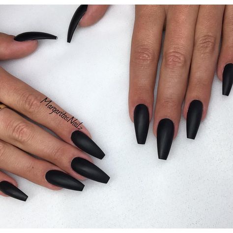 Matte black coffin nails Black Matte Acrylic Nails, Black Matte Nails, Matte Black Nail Polish, Long Black Nails, Black Acrylic Nail Designs, Matte Acrylic Nails, Black Coffin Nails, Coffin Nails Matte, Matte Black Nails