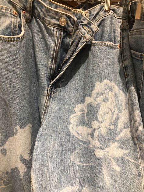 Bleach Flower Jeans, Pants With Bleach Design, Bleach Art Pants, Bleach Jeans Diy Denim, Bleached Pants Design, Black Bleached Jeans, Bleach Art Jeans, Bleach Pants Ideas, Bleach Painting Clothes