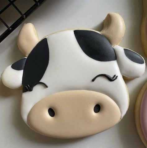 Cow Royal Icing Cookies, Cow Face Cookies, Cow Themed Cookies, Cow Cookie Cake, Cow Baby Shower Cookies, Cow Cookies Decorated, Cow Sugar Cookies, Cookie Trailer, Cow Shaped Cookies