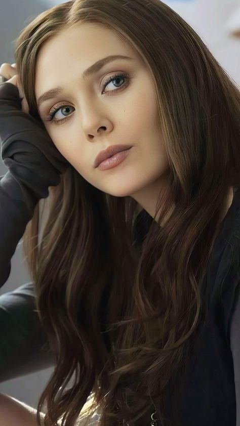 Elizabeth Olsen Haircut, Olsen Scarlet Witch, Pale Skin Makeup, Lizzie Olsen, Elizabeth Olsen Scarlet Witch, Scarlett Witch, Movie Trailer, Wanda Maximoff, Badass Women