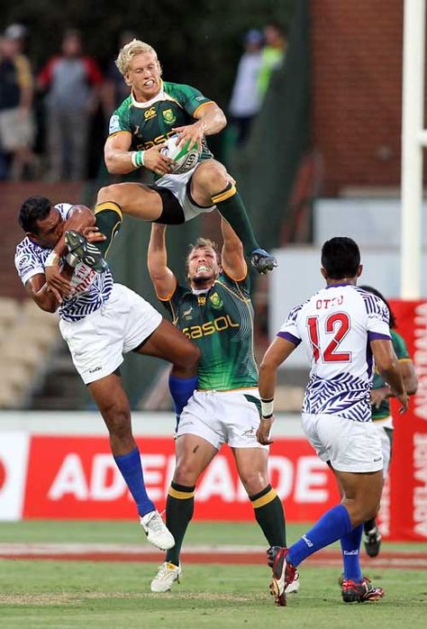 South Africa's Kyle Brown claims a high ball Rugby Jokes, Rugby Guys, Richie Mccaw, Rugby Tackle, South African Rugby, Springbok Rugby, Rugby Games, Rugby Sevens, Womens Rugby