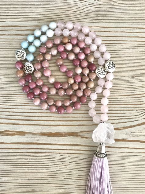 Japa Mala 108 cuentas. Cuarzo rosa, amazonita, rodonita. Divino! Mala Beads Diy, Mala Making, Mala Jewelry, Seed Bead Crafts, Mala Bead Necklace, Beaded Jewelry Designs, 108 Bead, The Lotus, Mala Necklace