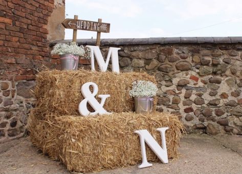 Hay Bails For Wedding Seating, Straw Bales Wedding, Hay Bail Wedding, Hay Bale Seating Wedding, Hunting Wedding Theme, Hay Wedding, Hay Bale Wedding, Farm Wedding Decorations, Hay Bale Seating