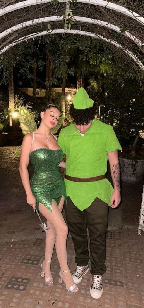 Tinkerbell And Peter Pan Costumes, Peter Pan And Tink Costume, Couple Halloween Costumes Tinkerbell And Peter Pan, Peter Pan Fantasia, Tinker Bell Peter Pan Costumes, Fantasia Da Tinker Bell, Couples Fairy Costumes, Tinker Bell Couples Costume, Tinkerbell Peter Pan Costume