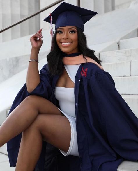 Graduation Pictures Outfits, Graduation Shoot Ideas, Graduation Pose, Grad Picture Ideas, Nursing Graduation Pictures, Masters Graduation, College Graduation Pictures Poses, College Graduation Photoshoot, Graduation Look