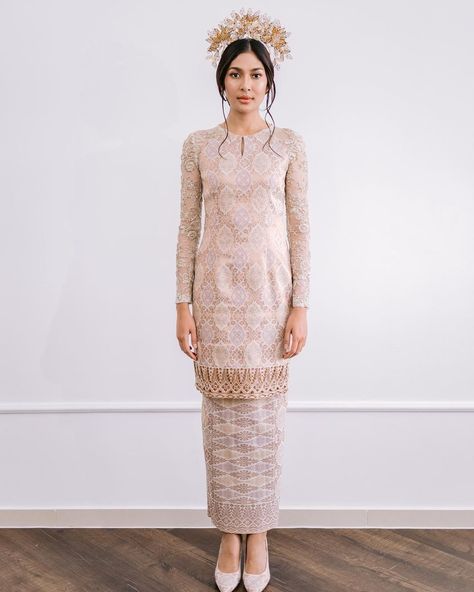 Baju nikah songket warna nude Songket Dress Modern, Songket Dress, Baju Kurung Moden Style, Malay Wedding Dress, Baju Kahwin, Nikah Outfit, Kebaya Modern Dress, Muslimah Wedding Dress, Nikah Dress