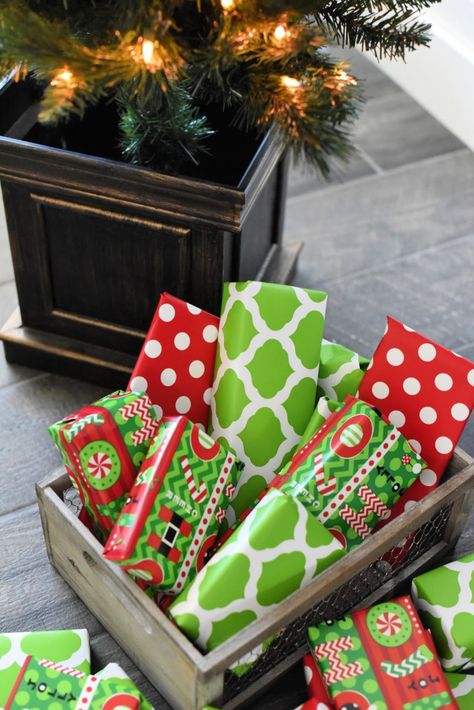 Christmas Eve Games, Christmas Party Ideas For Teens, Christmas Gift Exchange Games, Christmas Gift Games, Christmas Party Activities, Xmas Games, Adult Christmas Party, Fun Christmas Party Games, Fun Christmas Games