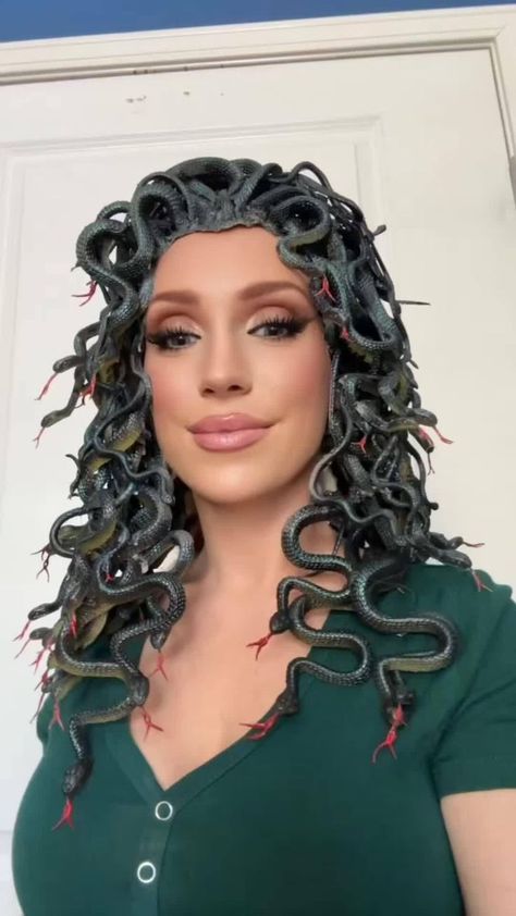 Amazing Costume Ideas, Medusa Wig Diy, Diy Madussa Costume, Medusa Halloween Costume Ideas, Diy Medusa Costume Dresses, Medusa Dress Diy, Snake Wig, Medusa And Stone Costume, Medusa Diy Costume