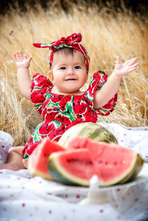 Watermelon 6 Month Pictures, Baby Watermelon Photo Shoot, Summertime Baby Photoshoot, Watermelon Toddler Photo Shoot, Baby In Watermelon Photography, Summer Baby Photos, Watermelon Pictures, Watermelon Baby, Mommy Daughter Outfits