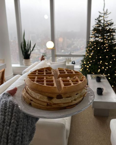 JELENA 🌙 NYC & Berlin (@jelena.marija) • Фото и видео в Instagram Winter Breakfast, Breakfast Waffles, Christmas Feeling, Christmas Breakfast, Christmas Vibes, Pretty Food, Food Cravings, Aesthetic Food, Food Inspiration