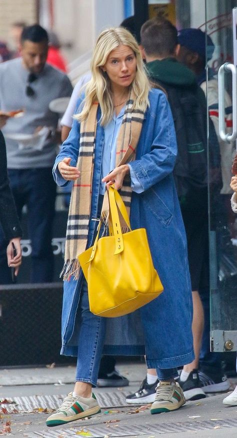 Sienna Miller Denim Coat, Sienna Miller Trench Coat, Long Denim Coat Outfit, Sienna Miller Fashion, Denim Trench Coat Outfit, Sienna Miller Street Style, Trucker Jacket Outfit, Siena Miller, Blue Jean Jacket Outfits