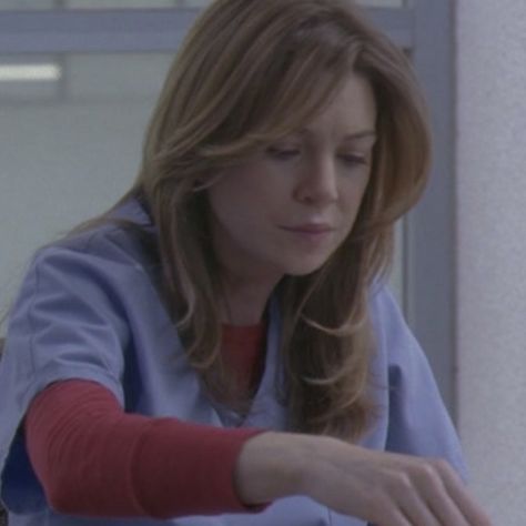 Season 1 Meredith Grey, Meredith Grey Haircut Season 1, Meredith Season 1, Meredith Grey Season 1 Hair, Meredith Grey Season 1, Meredith Grey Hair, Grey's Anatomy Doctors, Ellen Pompeo, Gray Hair Cuts