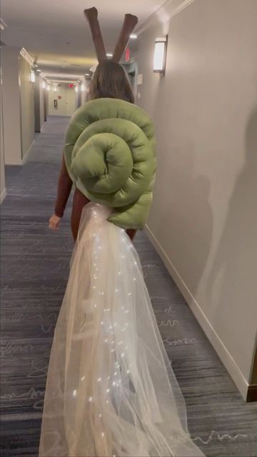 Sea Snail Costume, Slug Costume Diy, Diy Snail Shell Costume, Sea Slug Costume, Snail Costume Women, Fairytale Costumes Diy, Creative Costumes Women, Whimsical Halloween Costume, Snail Costume Diy