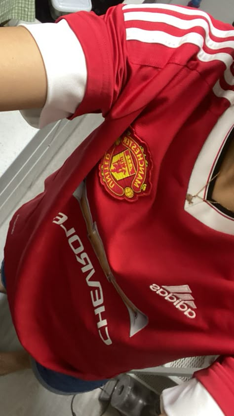 Classy Tattoos For Women, Manchester United Shirt, Roblox T-shirt, Pretty Shirts, Jersey Outfit, I Am In Love, Am In Love, Cute Poses For Pictures, Fashion Fits