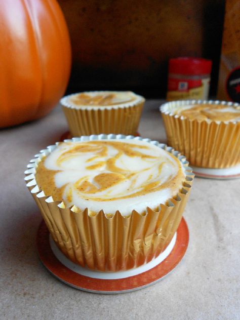 Pumpkin Swirl Cheesecake Cupcakes - Confessions of a Confectionista Cheesecake Thanksgiving, Swirled Cheesecake, Cupcake Cheesecake, Pumpkin Swirl Cheesecake, Pumpkin Cheesecake Recipes, Pie Cheesecake, Oreo Crust, Cheesecake Cupcakes, Recipes Cake