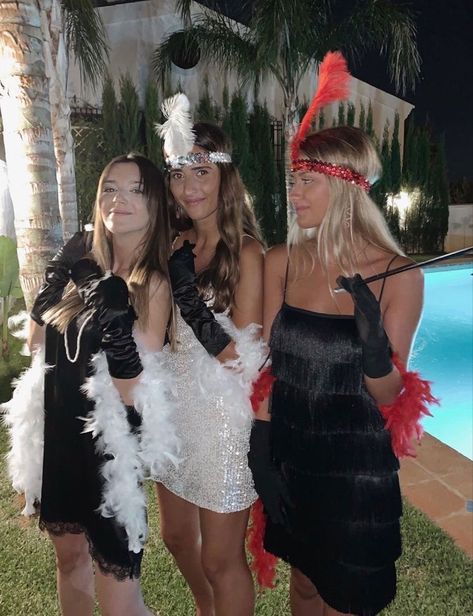 Flapper Girls Halloween Costume, Flapper Halloween Costumes College, Flapper Inspired Outfit, Great Gaspy Theme Outfit, 20s Costume Ideas, Flappers Costumes, Fantasia Halloween Trio, Halloween Costumes Trio Girls, Hot Trio Halloween Costumes