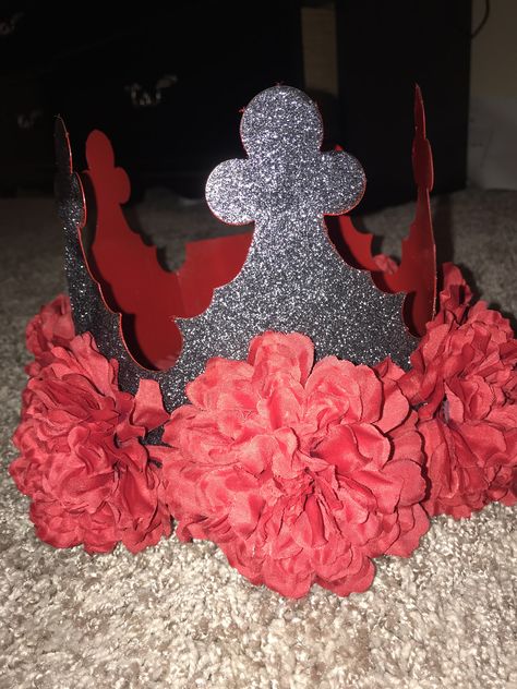 Red and black senior crown idea Red Senior Crown Ideas, Senior Crown Ideas Black, Burger King Crown, Senior Crown Ideas, Senior Year Things, Senior Year Fun, Senior Season, Senior Crowns, Senior Szn