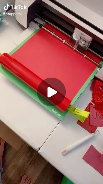 CricutHacksTipsandTricksSVG on Instagram: "Cricut Hacks > Mat tip 🩵💚🩵💚🩵💚 . Credit @r.rapparel on tiktok  #cricutmachine #cricuteverywhere #madewithcricut #cricutfun #cricutaddict #cricutmademedoit #lovemycricut #cricutjoy #cricutdesign #cricutwithmichaels #cricutteacher #cricutmakercrafts #ilovemycricut #cricutsvgfiles #cricutexplorerair2 #cricutnewbie #svgfilesforcricut #cricutair2 #cricutobsessed #cricutuk" Cricut Projects Vinyl Ideas, Circut Designs Ideas, Cricut Apps, Cricut Air 2, Cricut Projects Easy, Cricut Hacks, Cricut Stencils, Cricut Expression, Cricut Projects Beginner